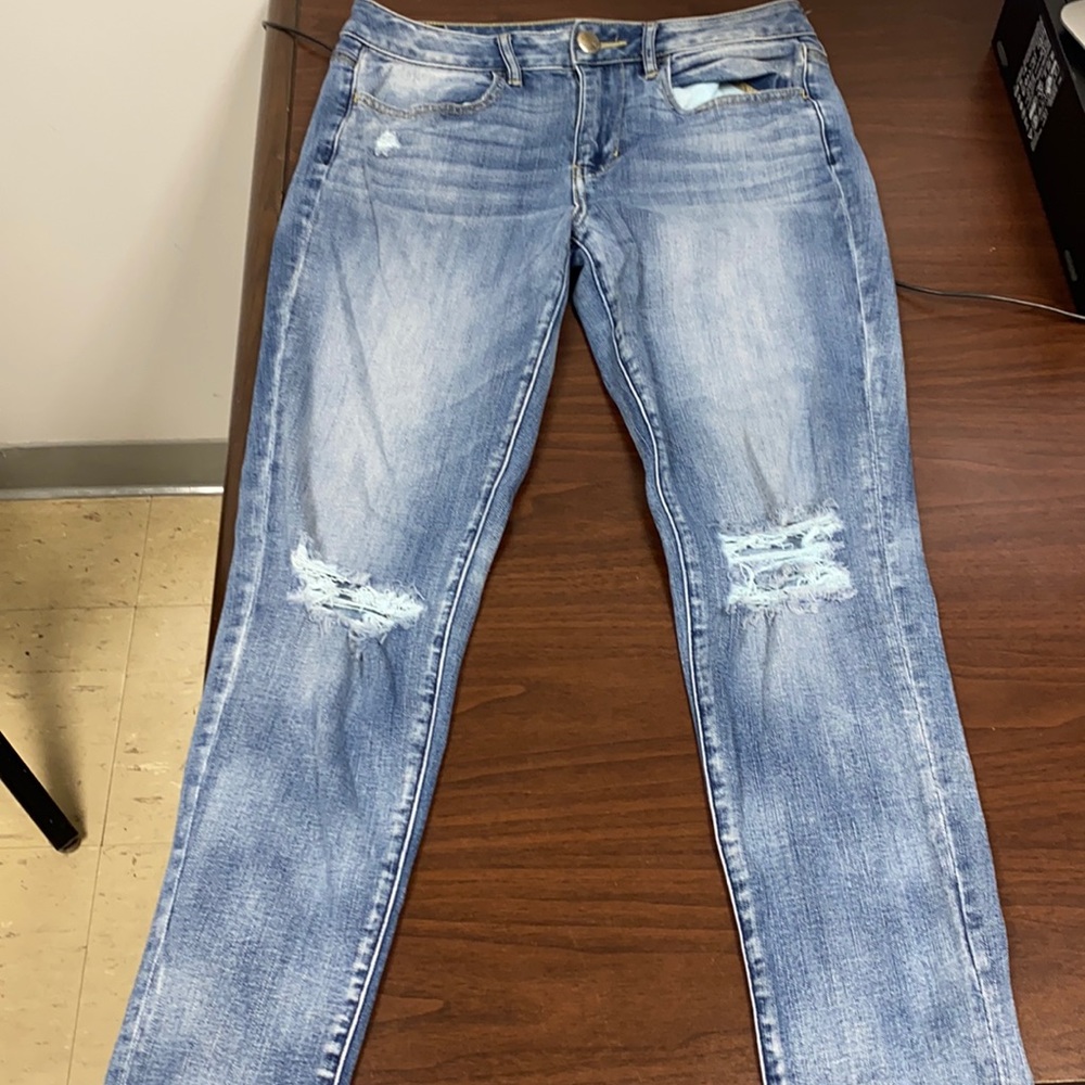 ** sold ** American Eagle Hi-Rise distressed Jeans